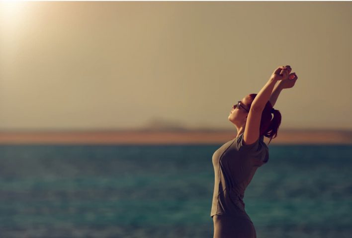 una ragazza respira al mare