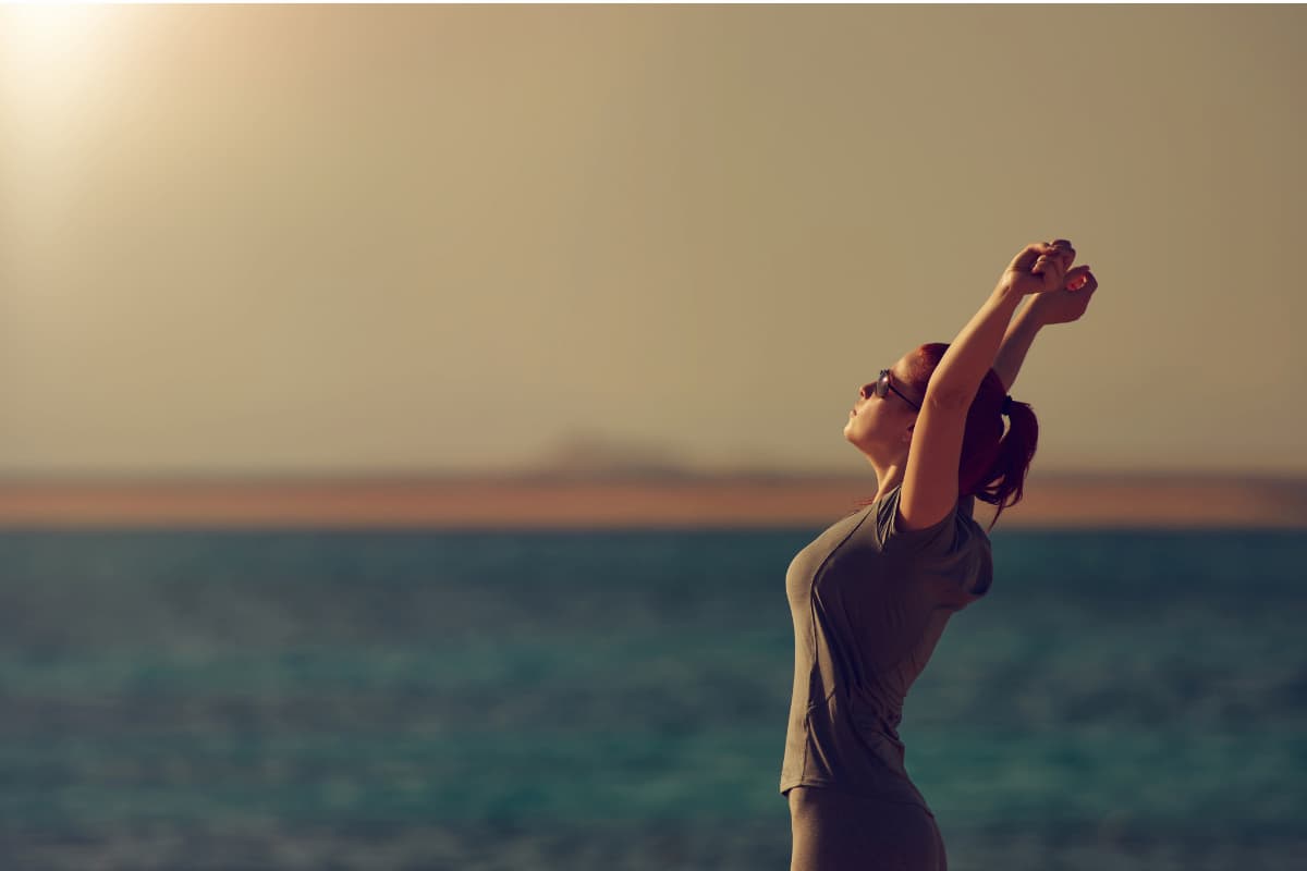 una ragazza respira al mare